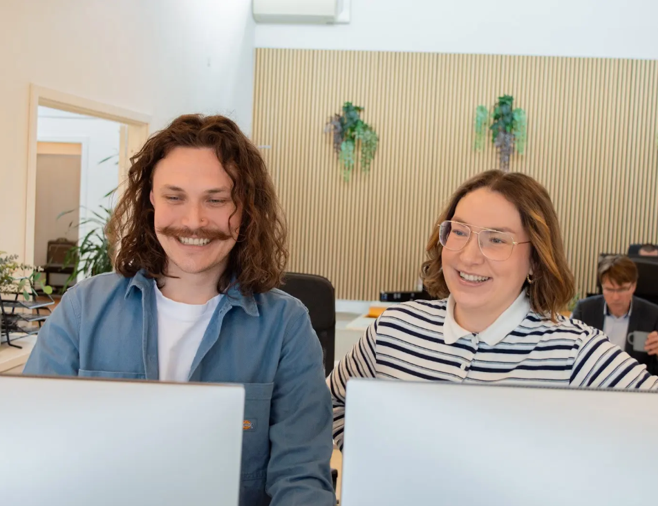 Niklas og Isabella ved computeren