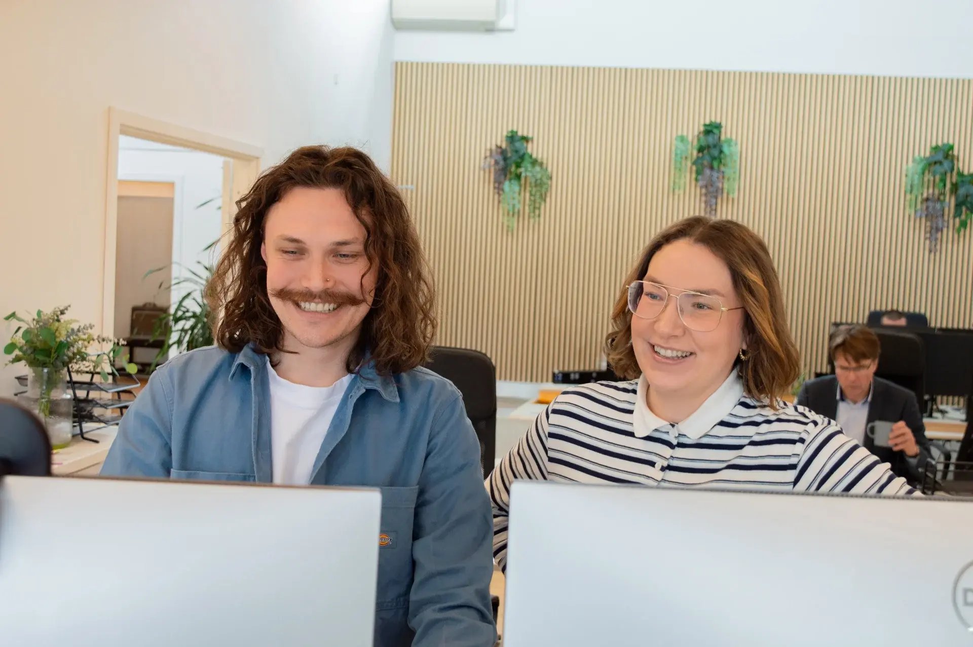 Marketingmedarbejdere, der arbejder