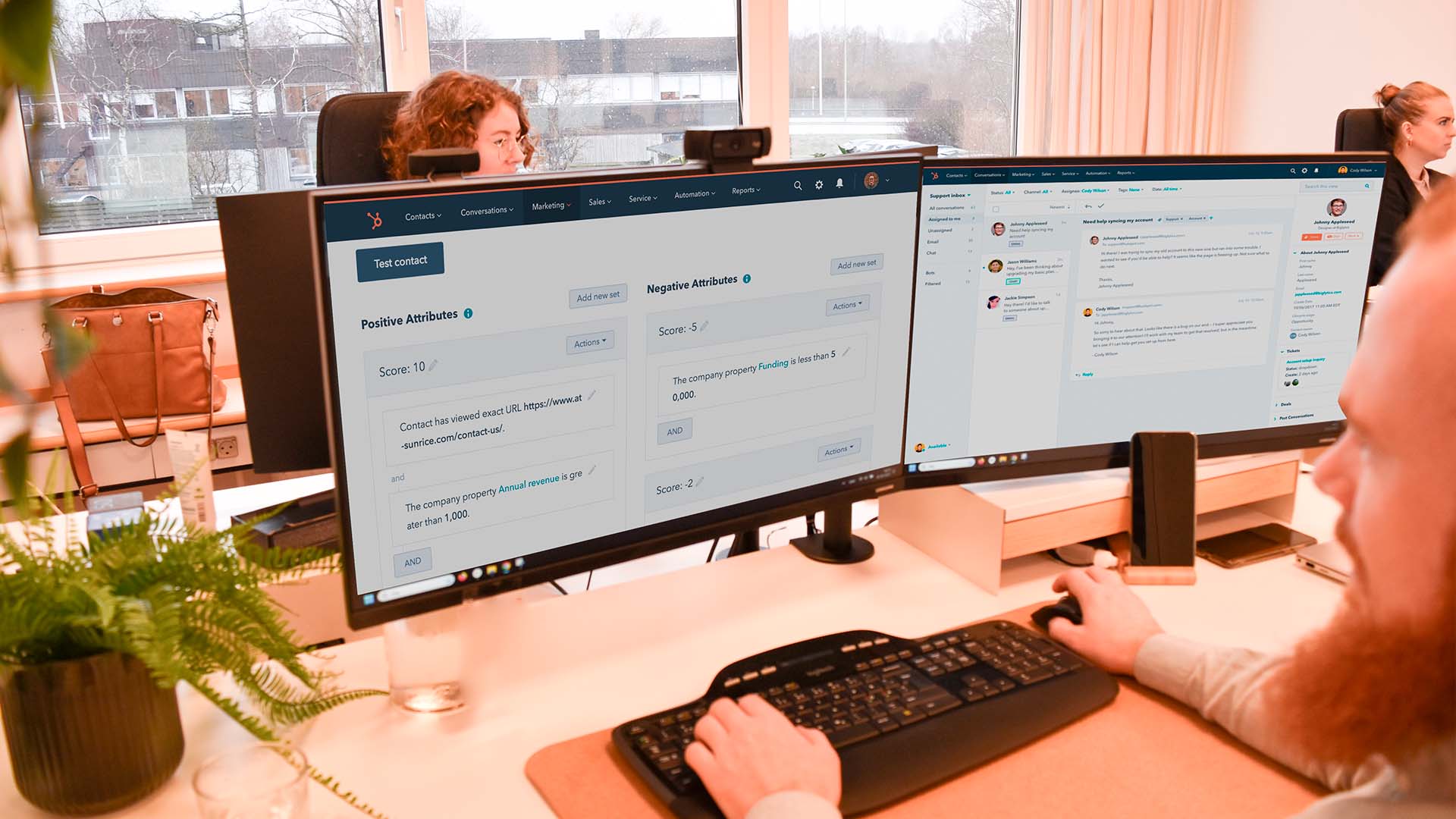 alexander-ved-skærme-med-hubspot
