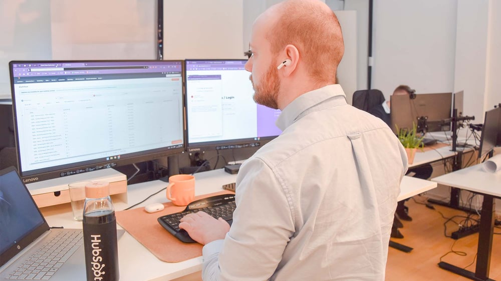 emil-ser-på-hubspot-hubspotflaske