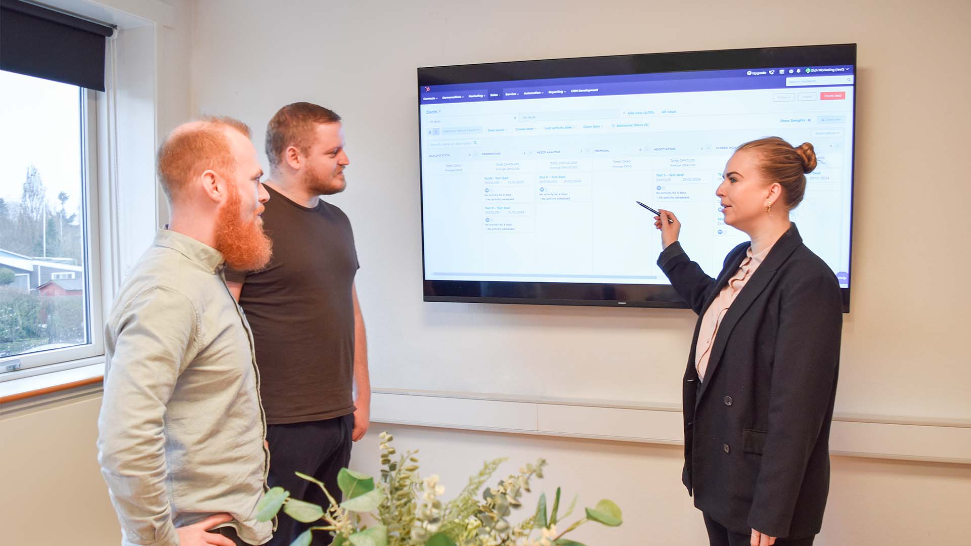 hubspot-på-stor-skærm-3-medarbejder