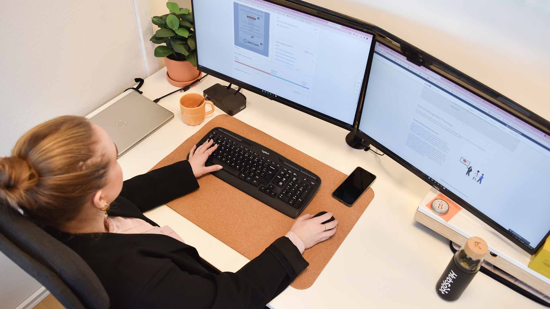 fie-ved-arbejdsskrivebord-skærme