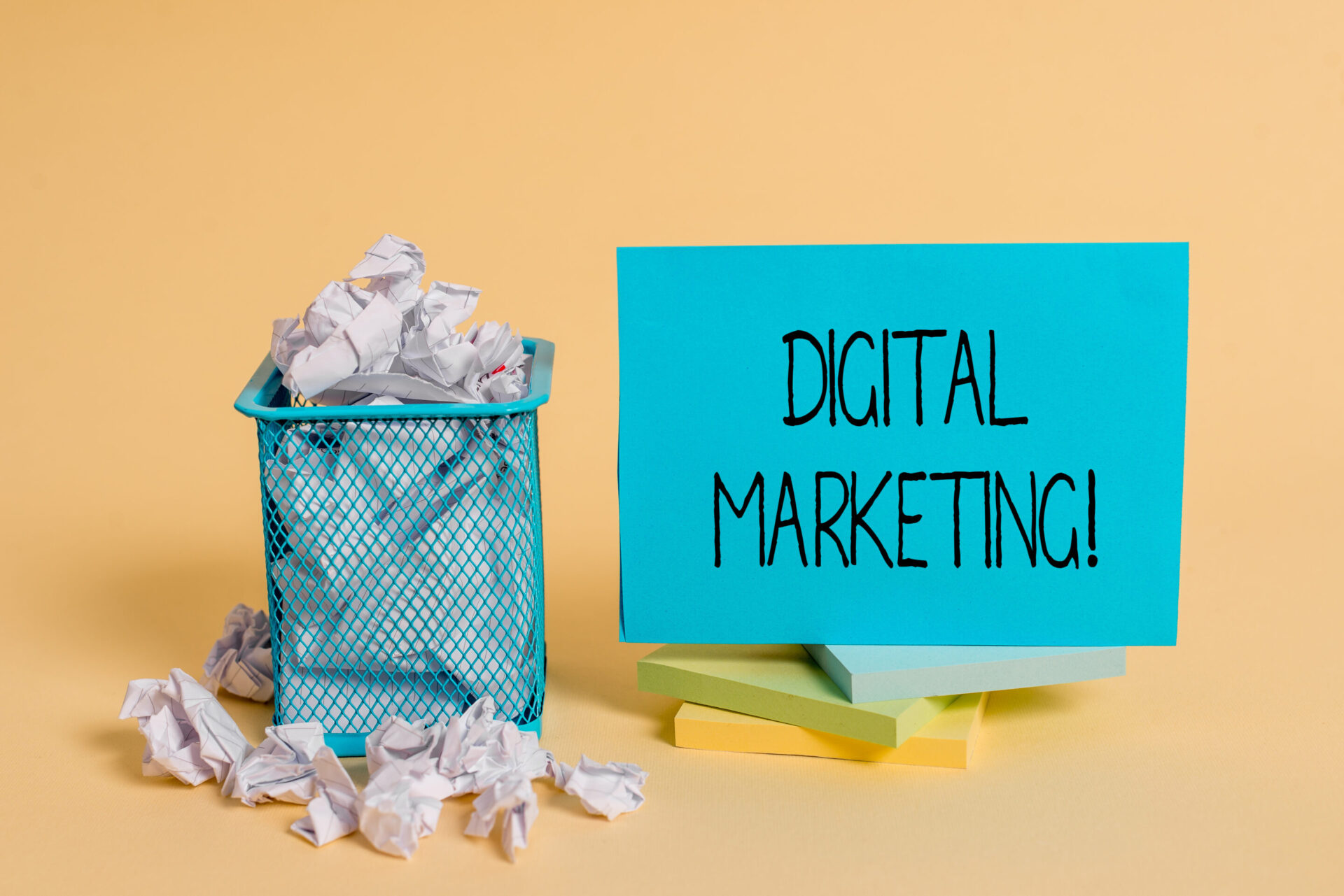 Digital Marketing ved siden af en papirkurv