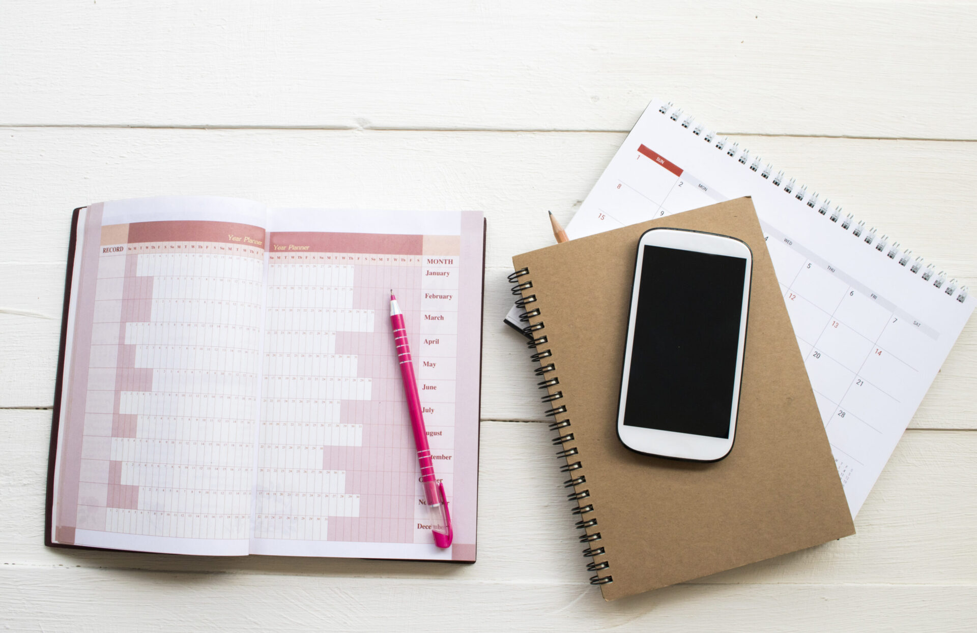 Notesblok og kalender til planlægning af social media-plan