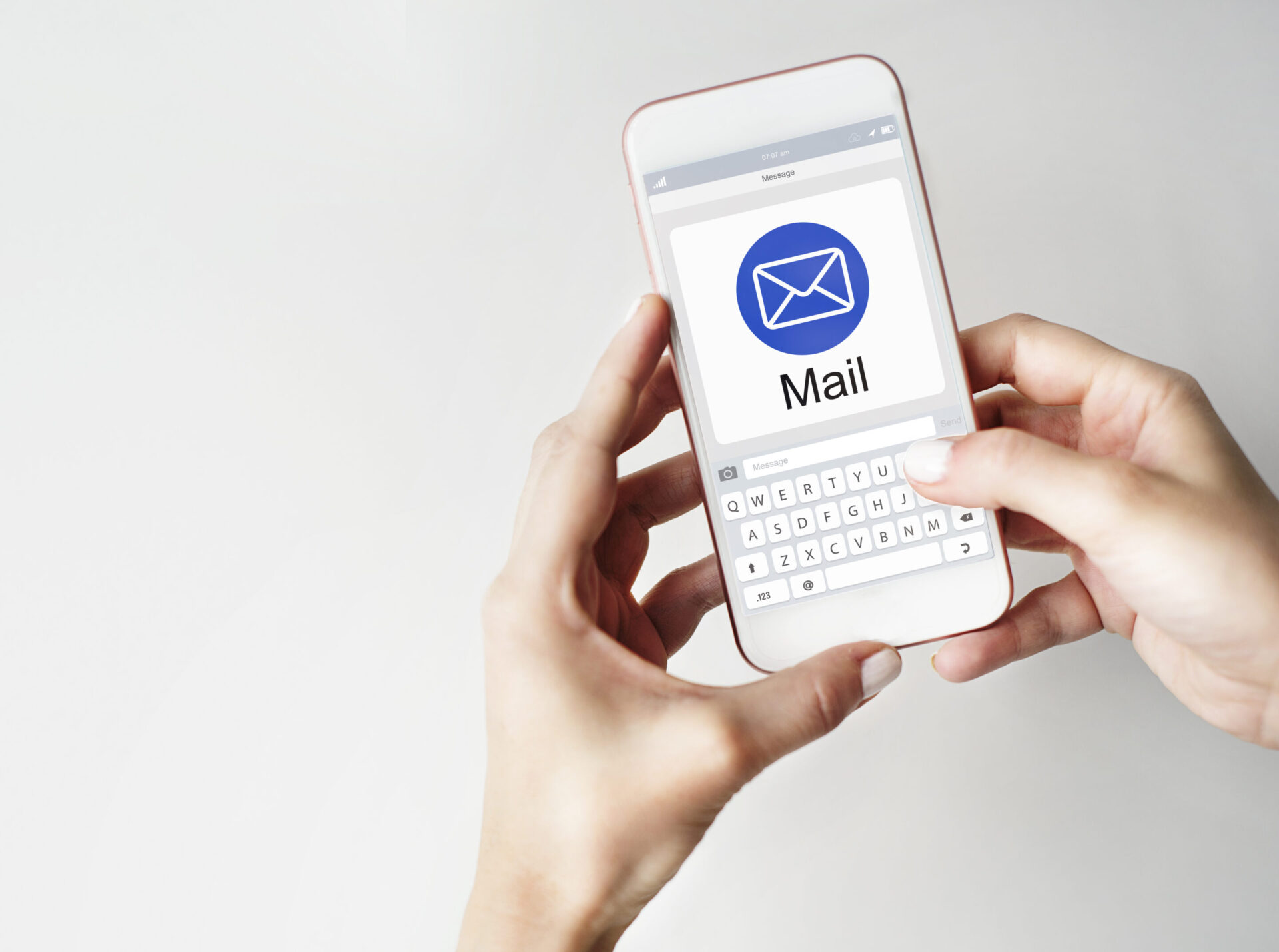 Smartphone, der viser e-mail marketing mail