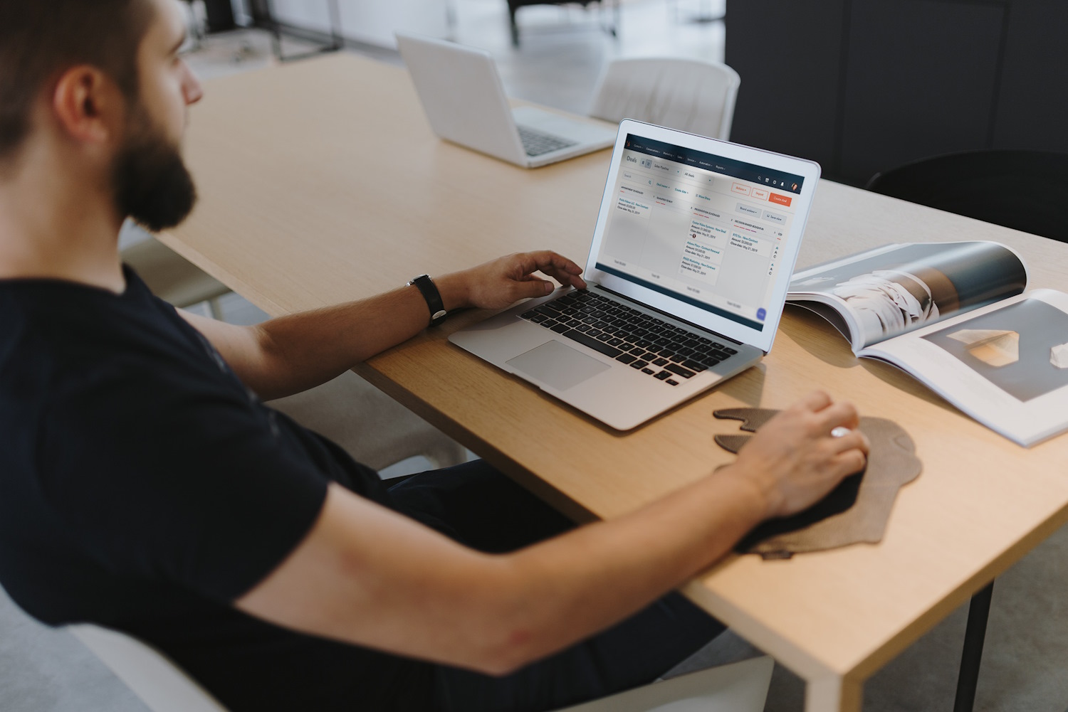 Inbound Sales i HubSpot - og mand ved laptop