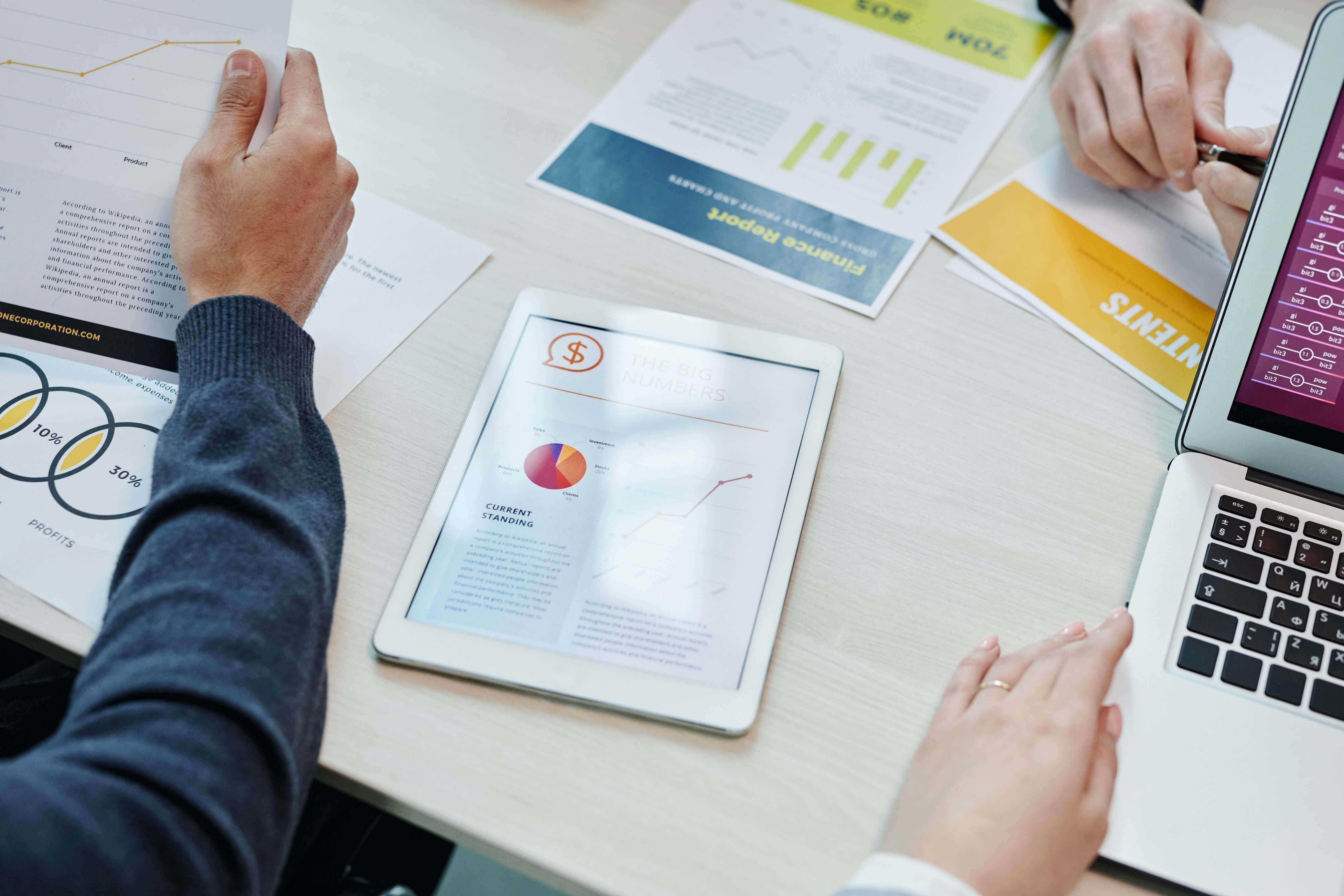 Tablet, der viser statistik og grafer om SEO