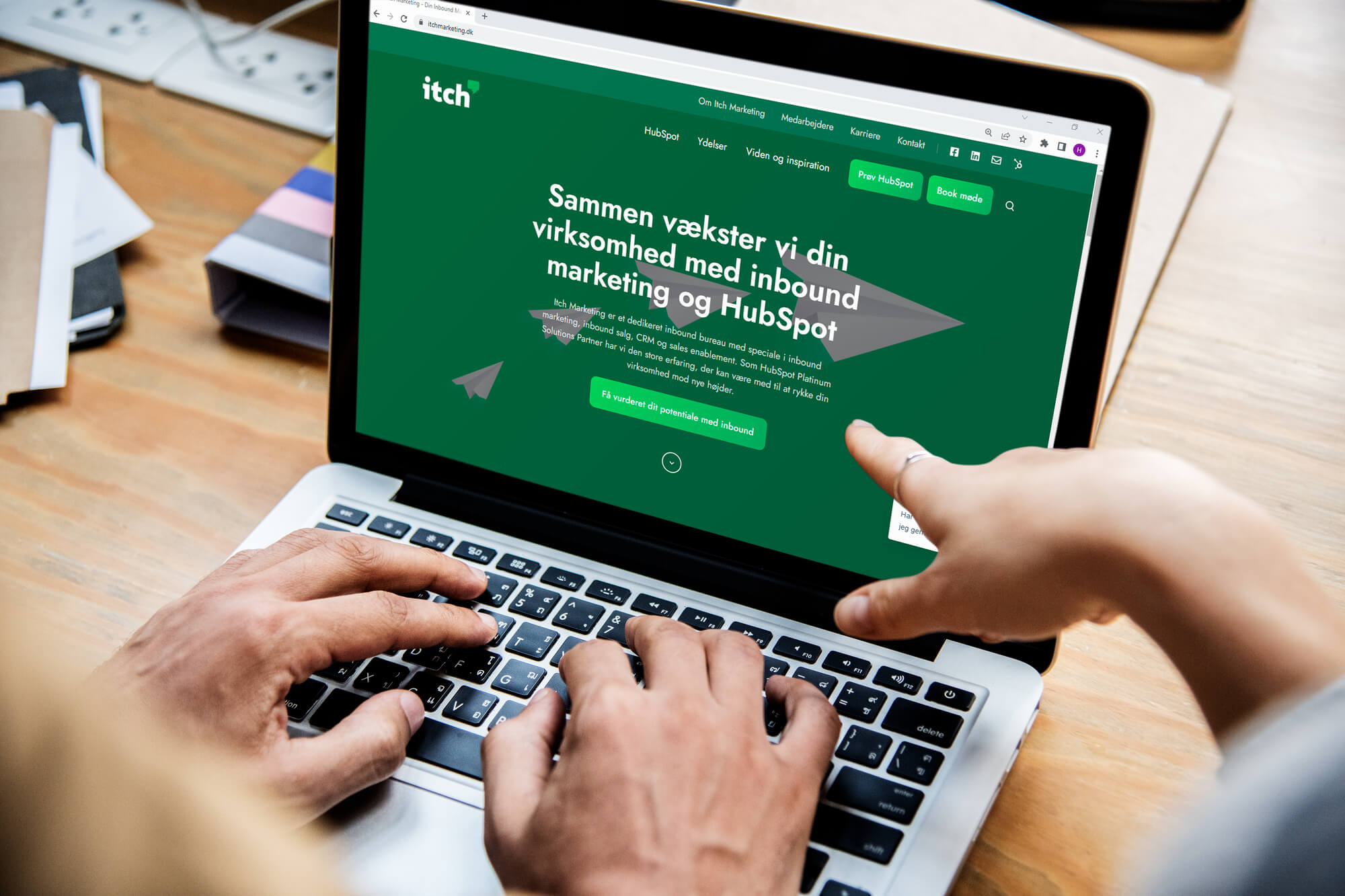 Computer der viser Itch Marketing's hjemmeside til B2B-leadgenerering