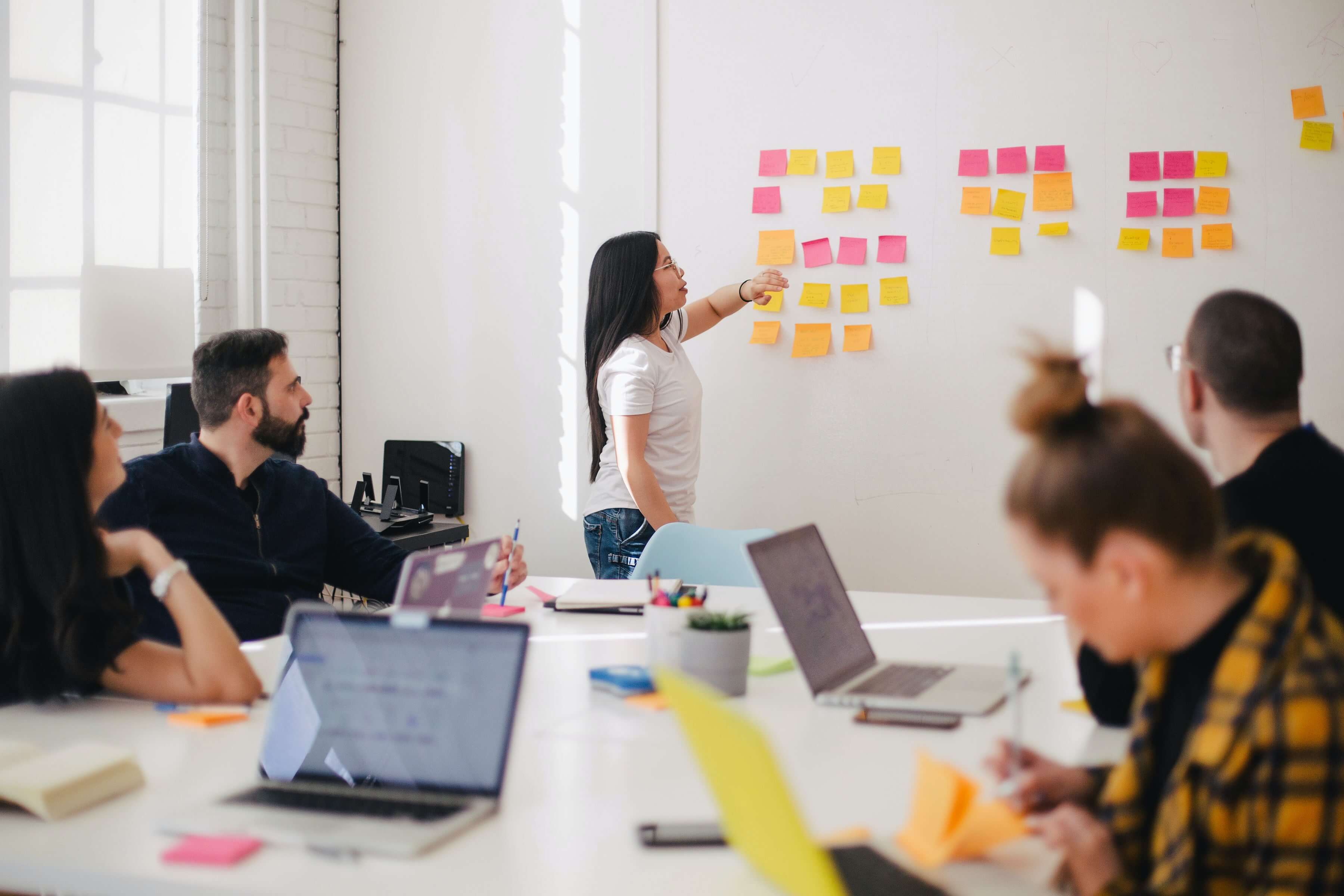 Medarbejdere, der brainstormer over leadgenerering for virksomheder